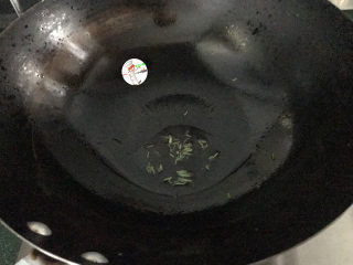 虾皮丝瓜汤,另起锅，烧热倒油，下入葱花爆香