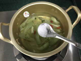 虾皮丝瓜汤,最后放几粒枸杞和食盐，增色调味