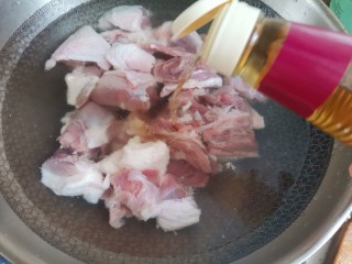 土豆焖鸭,鸭腿剁成小块，洗干净冷水下锅加入料酒去腥，煮出血沫