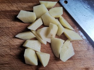 土豆焖鸭,土豆削皮切块