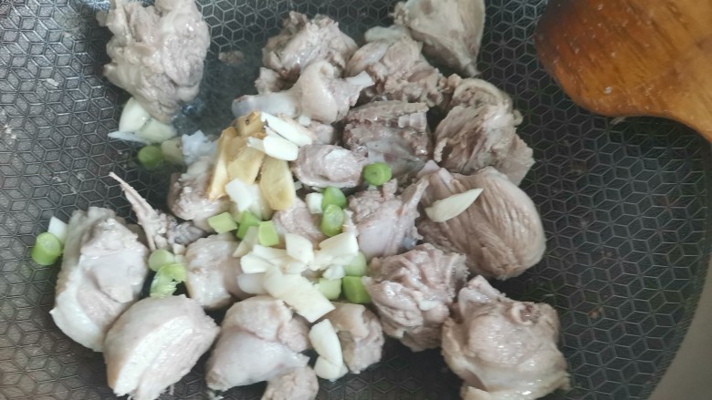 土豆焖鸭,锅烧油下入鸭肉煸炒至表面金黄微焦下入葱姜蒜，炒出香味