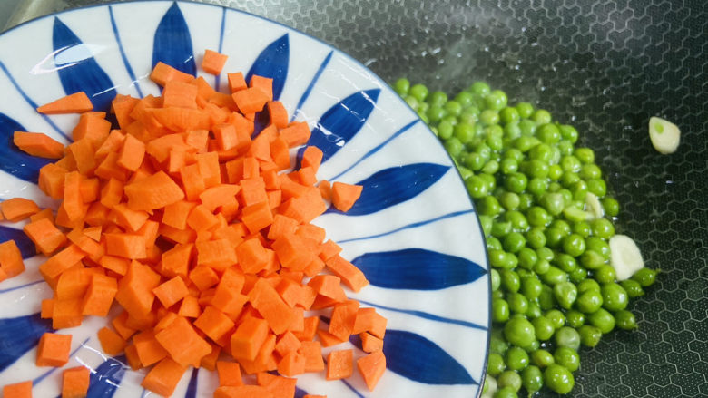 豌豆炒胡萝卜,倒入胡萝卜丁
