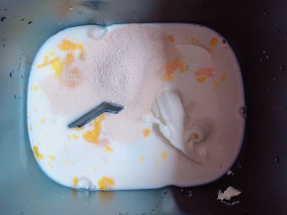 低脂燕麦饼,面包机中放入牛奶、鸡蛋、淡奶油、白糖、酵母粉。