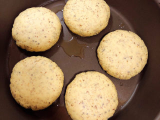 低脂燕麦饼,饼会发酵膨胀起来。