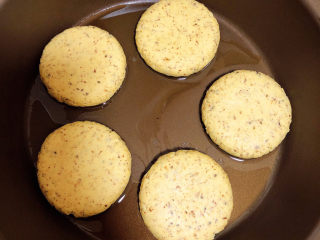 低脂燕麦饼,锅底擦油，放入饼，盖盖儿自然发酵10分钟。