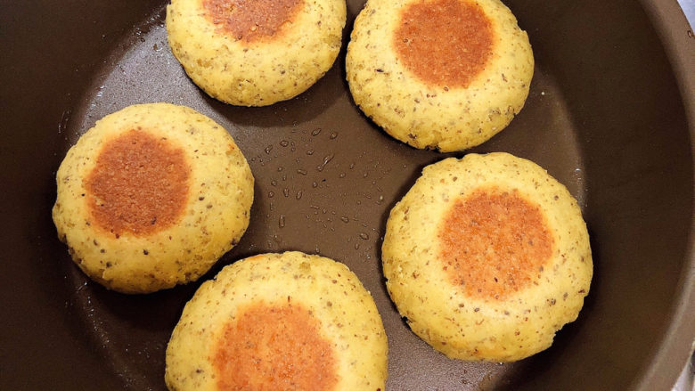 低脂燕麦饼,两面焦黄即可出锅了。