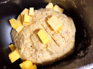 低脂燕麦饼,面揉匀，加入适量黄油。