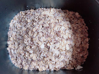 低脂燕麦饼,放入奇亚籽燕麦片。
