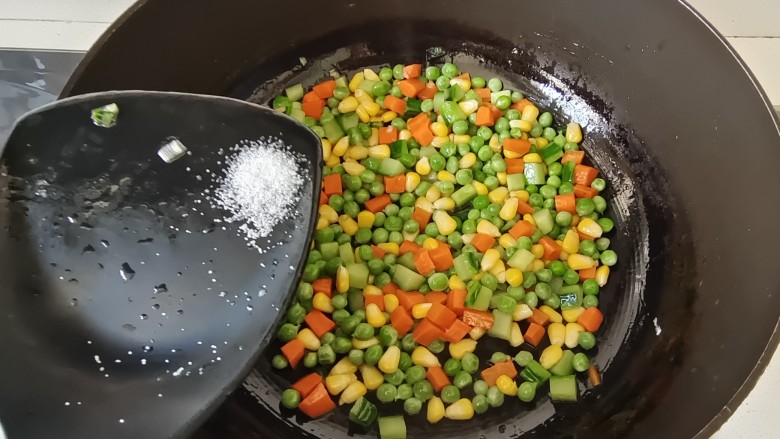 豌豆炒胡萝卜,加入适量盐调味翻炒均匀即可