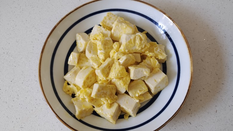 韭菜豆腐,煎至金黄盛出备用