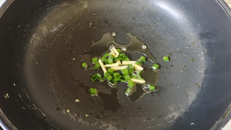 韭菜豆腐,锅中加入适量少许油烧热，放入葱姜爆香
