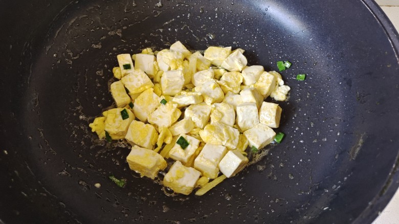 韭菜豆腐,放入煎好的鸡蛋豆腐块翻炒片刻