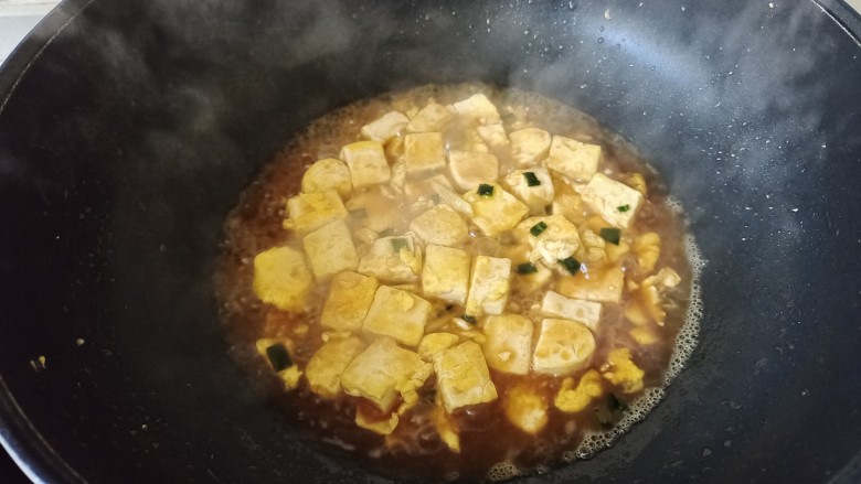 韭菜豆腐,倒入煎至，焖煮至料汁收干