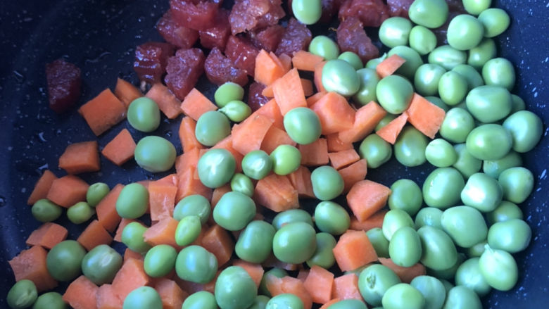 豌豆炒胡萝卜,放入豌豆和胡萝卜丁。