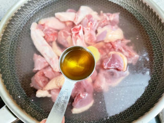 土豆焖鸭,冷水下锅，放入鸭肉、3片姜、2勺料酒