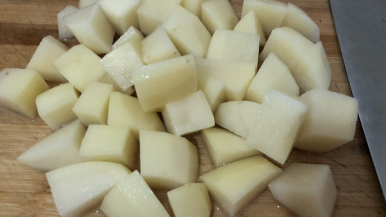 土豆焖鸭,切小块