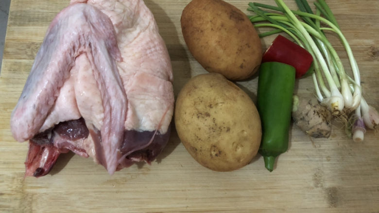 土豆焖鸭,准备所需食材