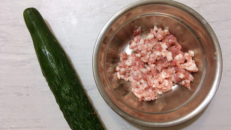 黄瓜酿肉,主要食材如图所示示意，青瓜一份、腿肉搅成的肉沫。
