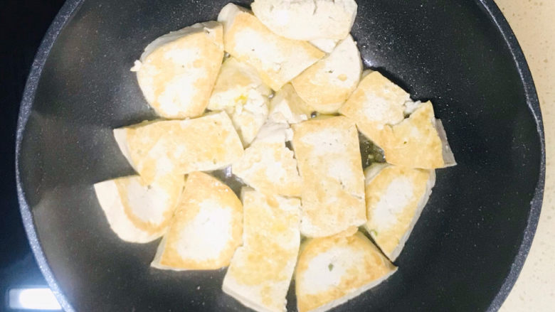 韭菜豆腐,转中火煎至两面金黄色