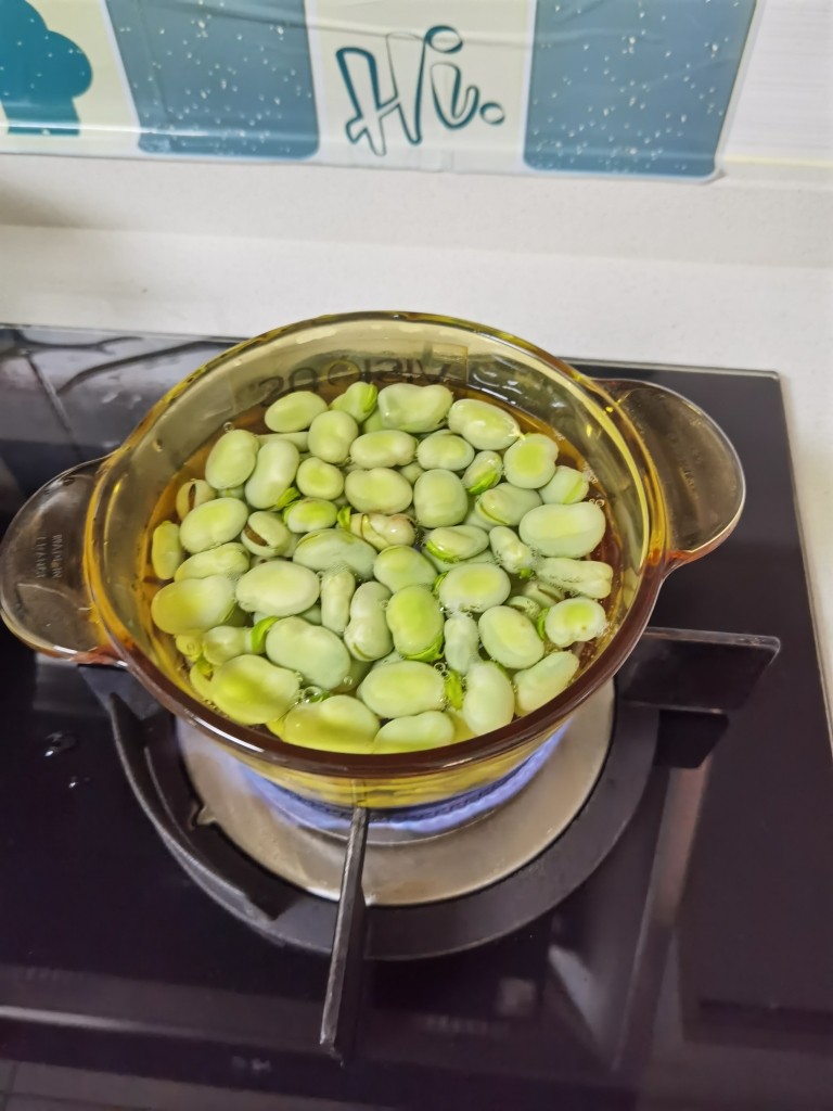 蚕豆糕,锅里放水煮沸，放入蚕豆煮3分钟。

