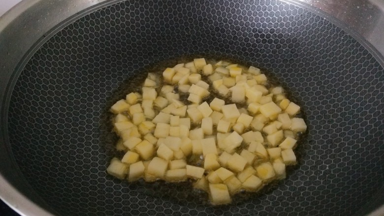 豌豆炒胡萝卜,锅热下油先炒土豆