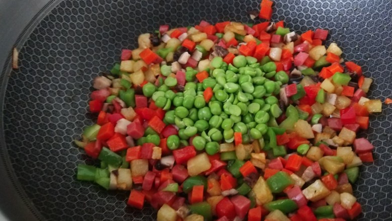 豌豆炒胡萝卜,再加入豌豆，胡萝卜，香菇，青椒丁进行翻炒两分钟
