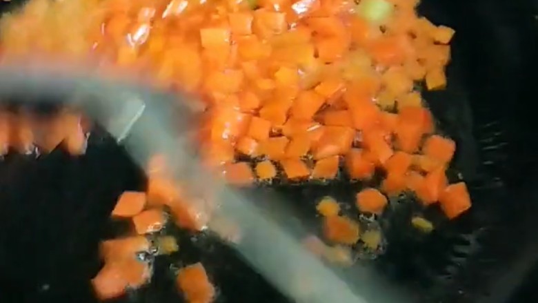 豌豆炒胡萝卜,锅中倒入适量油烧热倒入胡萝卜。