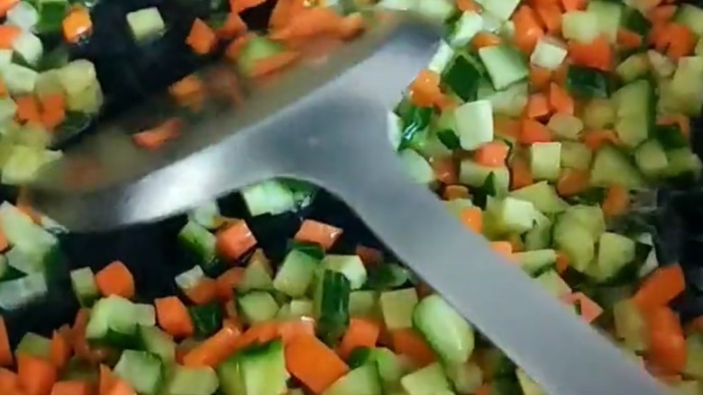 豌豆炒胡萝卜,倒入黄瓜丁。
