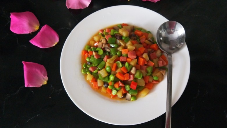 豌豆炒胡萝卜,装盘即可食用。