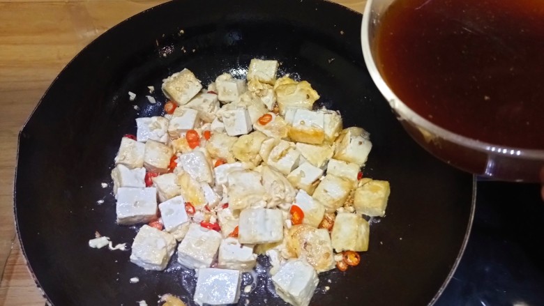 韭菜豆腐,倒入调好的汁