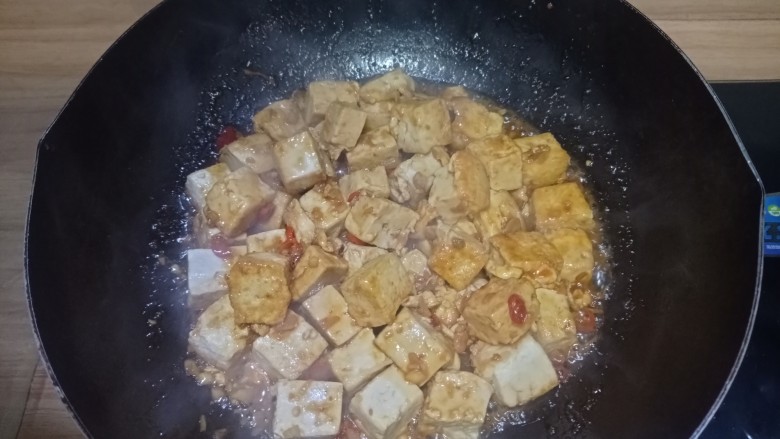 韭菜豆腐,大火煮至，汤汁变少