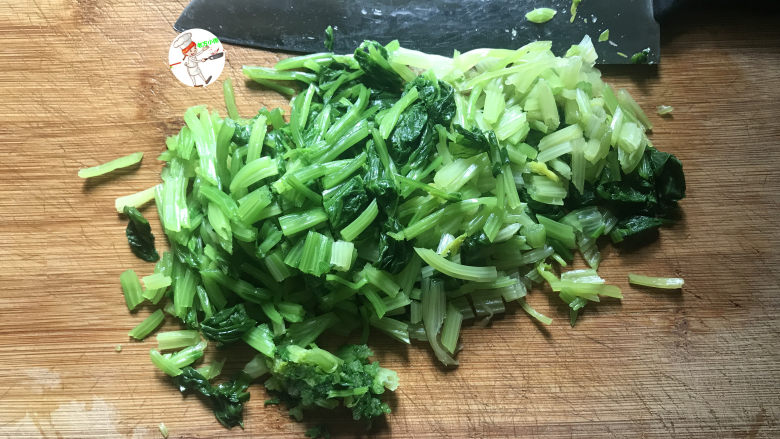 虾皮拌芹菜,切成1.5~2cm左右的小段，具体看各人喜好