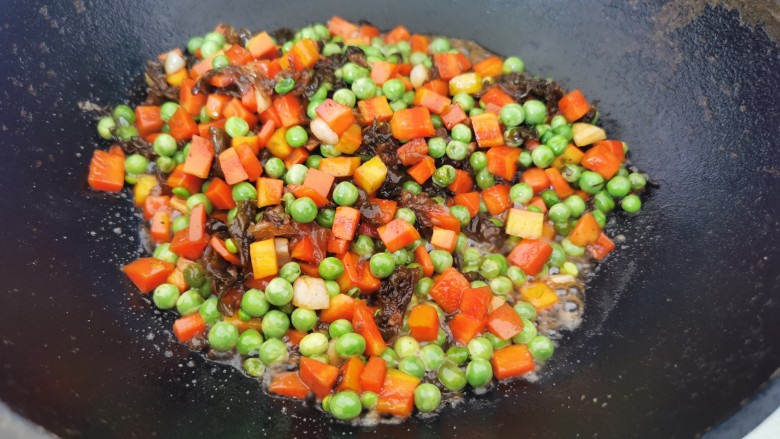 豌豆炒胡萝卜,煮至水份变干即可关火
