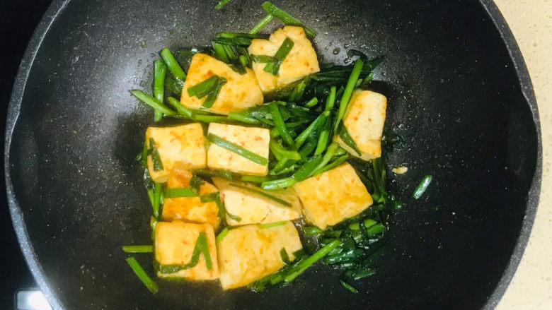 韭菜豆腐,翻拌均匀就可以关火起锅了