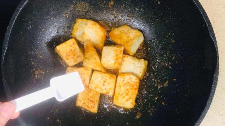 韭菜豆腐,翻炒均匀，撒入盐调味