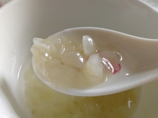 桃胶皂角雪燕水果羹,挑去皂角米杂质，清水洗一遍。