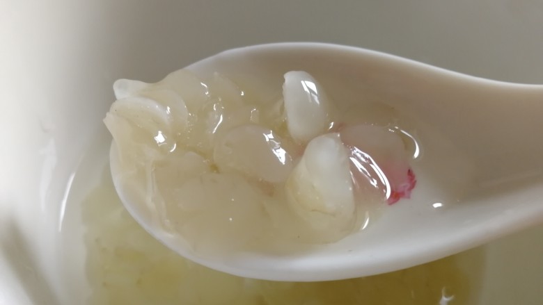 桃胶皂角雪燕水果羹,挑去皂角米杂质，清水洗一遍。