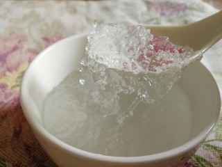 桃胶皂角雪燕水果羹,挑去雪燕杂质，清水洗干净。