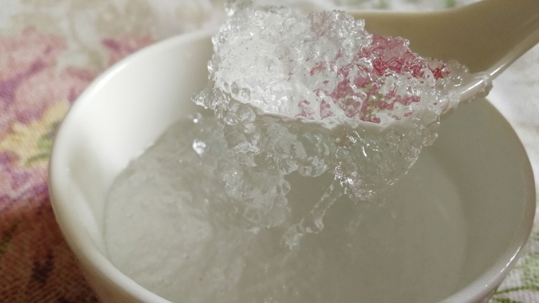 桃胶皂角雪燕水果羹,挑去雪燕杂质，清水洗干净。