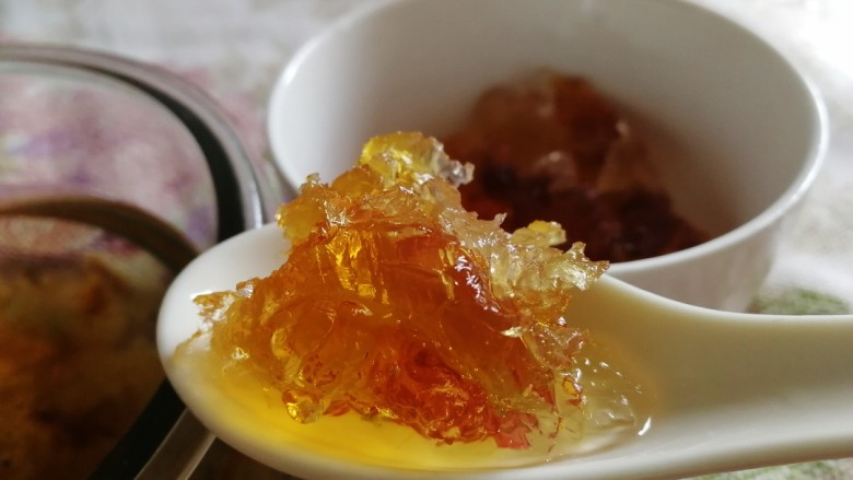 桃胶皂角雪燕水果羹,挑去桃胶杂质，清水洗干净。