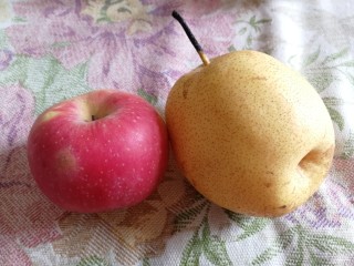 桃胶皂角雪燕水果羹,苹果、梨各一个。