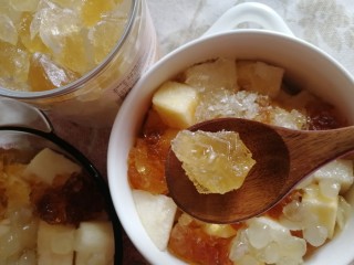 桃胶皂角雪燕水果羹,根据自己口味加黄冰糖。