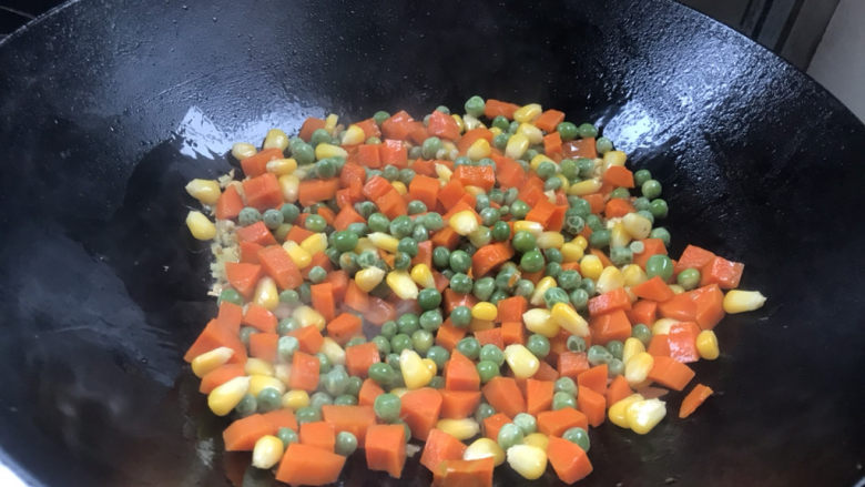 豌豆炒胡萝卜,加入焯水好的食材，翻炒均匀