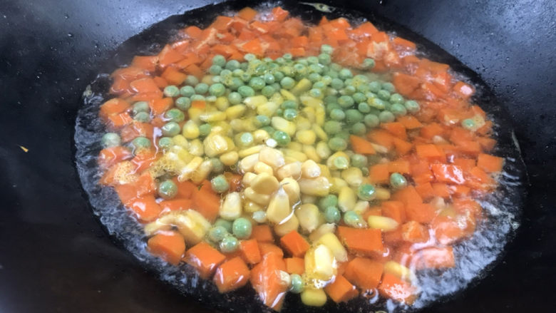 豌豆炒胡萝卜,再加入豌豆米和玉米粒煮断生
