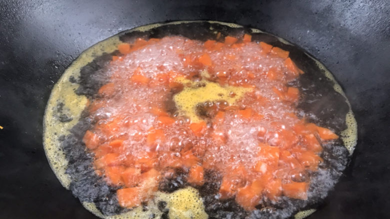 豌豆炒胡萝卜,加入胡萝卜煮沸
