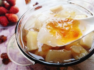 桃胶皂角雪燕水果羹,口感润滑、甜甜糯糯的、浓浓的果香。