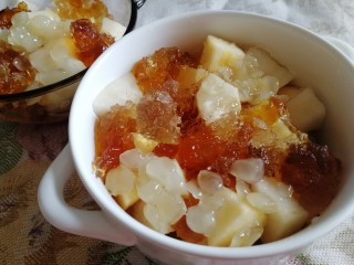 桃胶皂角雪燕水果羹,大碗里放苹果和梨块，放入桃胶、皂角米。