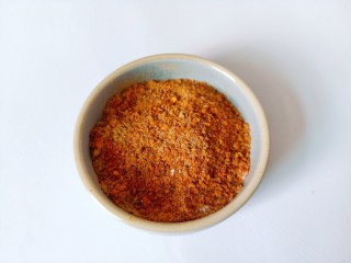脆皮五花肉,将辣椒粉、五香粉、盐放在碗中，混合均匀。