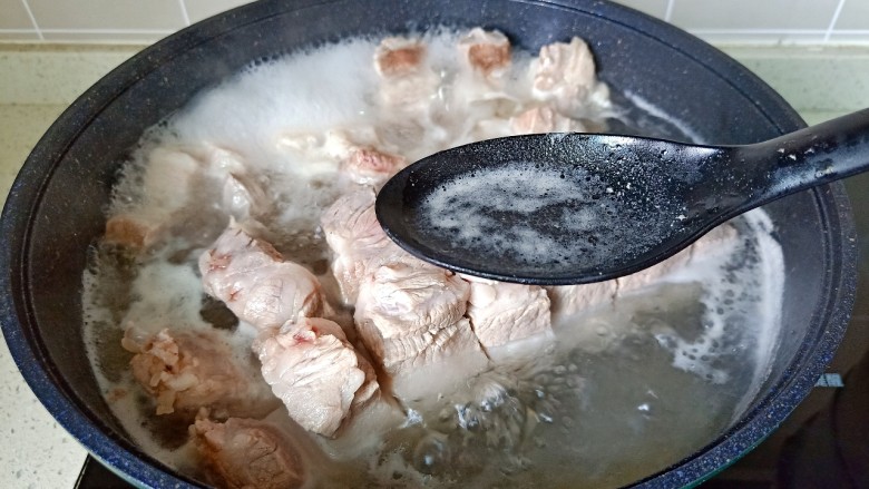 脆皮五花肉,开大火焯水，焯水期间撇去浮沫 。