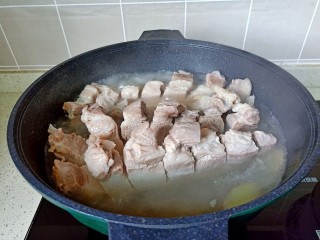 脆皮五花肉,开火煮约8－10分钟左右捞出。